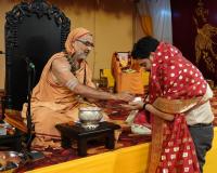 HH Swamiji honours distinguished guests and Yatra organisers (27.03.2025)